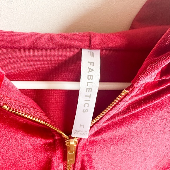 Fabletics zipper pull velvet top. - Picture 3 of 4